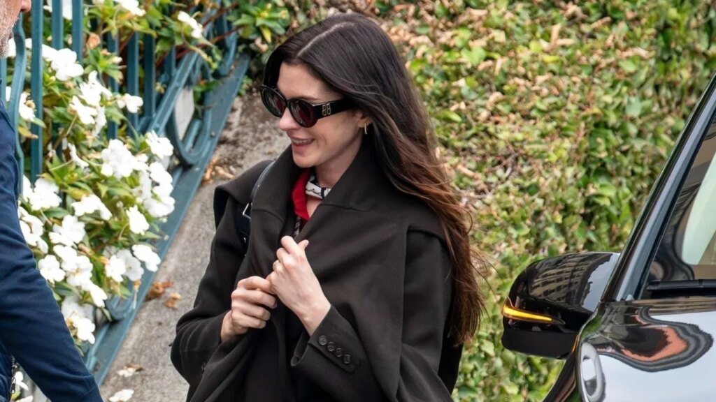 Anne Hathaway’s ’70s Flared Jeans and Classic Sneakers Make a Perfect Fall Fit Anne Hathaway’s ’70s Flared Jeans and Classic Sneakers Make a Perfect Fall Fit