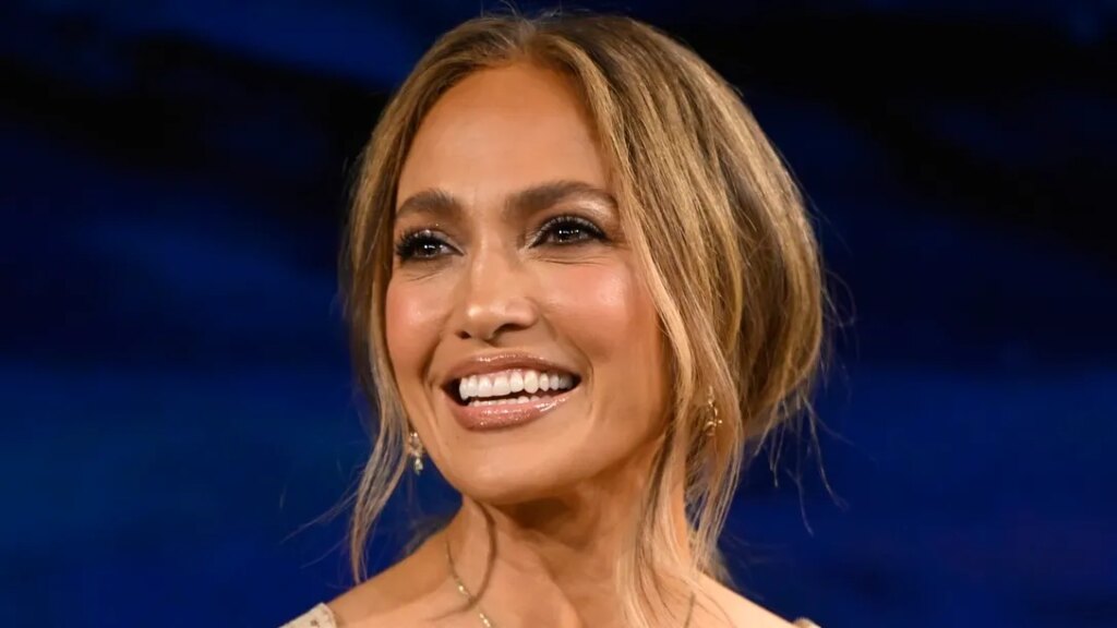 Jennifer Lopez Is a Y2K Vision in Chunky, High-Contrast Highlights — See Photo